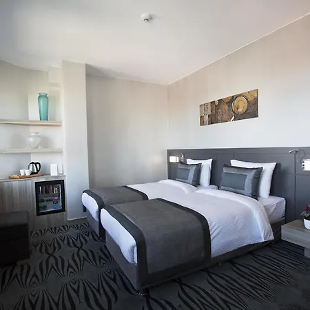 Akoni Hotel 3*
